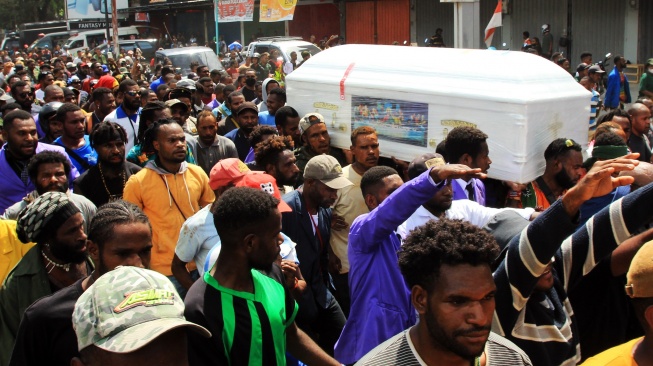 Warga membawa peti jenazah mantan Gubernur Papua Lukas Enembe ke tempat pemakaman, Kota Jayapura, Papua, Kamis (28/12/2023). [ANTARA FOTO/Gusti Tanati].