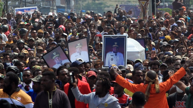 A procession of residents carries the coffin of former Papua Governor Lukas Enembe to the burial place in Koya Tenga, Jayapura City, Papua, Thursday (28/12/2023).  (ANTARA PHOTOS/Gusti Tanati).