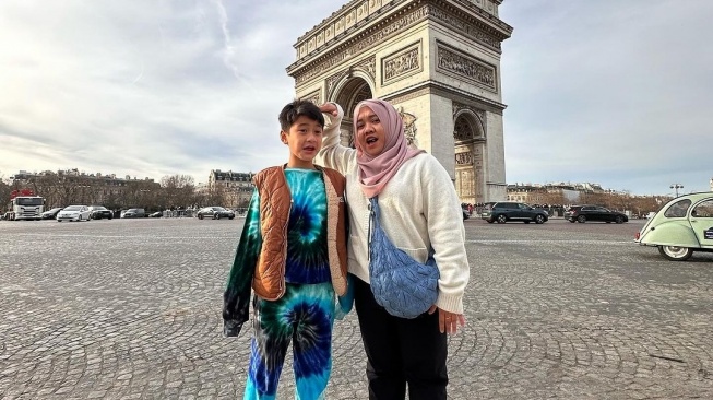 Mbak Lala dan Rafathar di Arc de Triomphe Paris (Instagram)