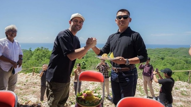 Bupati Gunungkidul, Sunaryanta dan Aktor Raffi Ahmad berswafoto setelah peletakan batu pertama pembangunan Beach Club di Dusun Bruno 2, Ngestitejo, Tanjungsari, Gunungkidul. (Instagram/@raffinagita1717)