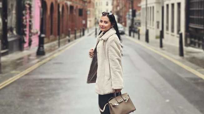 Potret Cantik Prilly Latuconsina di London. (Instagram/prillylatuconsina96)