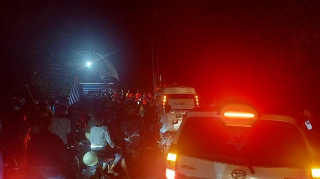 Jayapura Masih Mencekam Malam Ini Pasca Jenazah Lukas Enembe Tiba, Ruko di Jalanan Dibakar Massa