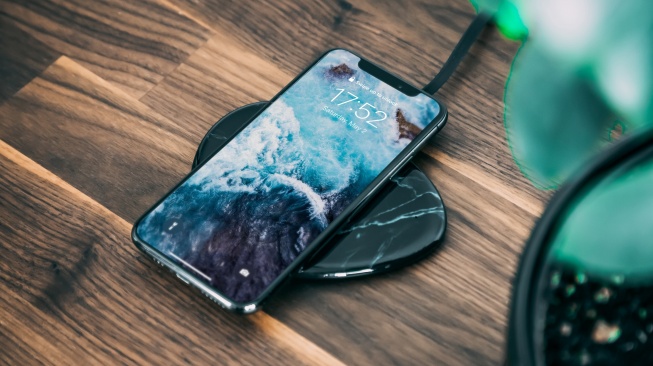 Ilustrasi Wireless Charging. [Unsplash/Pontus Wellgraf]