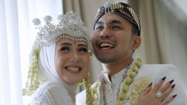 10 Potret Pernikahan Fariz Utama, Mantan Pacar Nathalie Holscher yang Menikah dengan Gadis  Cantik dan Berhijab