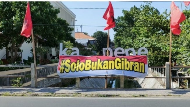 Baliho bertuliskan #SoloBukanGibran yang terpasang di Jalan Setia Budi, Kota Surakarta, Jawa Tengah. (ANTARA/Aris Wasita)