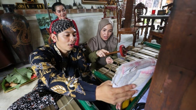 Potret Siti Atikoh Jadi Pengrawit di Magelang, Warga Terpesona dengan Kecantikan Istri Ganjar Pranowo