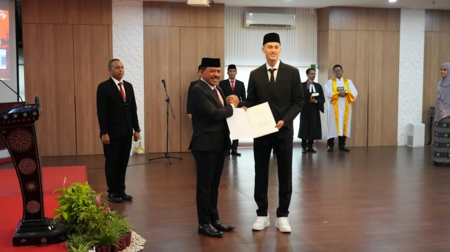 Pemain keturunan asal Belanda, Jay Idzes resmi menjadi warga negara Indonesia (WNI) usai diambil sumpahnya di kanwil Kemenkumham Jakarta, Kamis (28/12/2023). [Dok. PSSI]