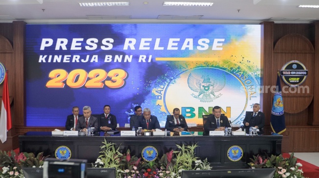 Kepala Badan Narkotika Nasional (BNN) Komjen Pol Marthinus Hukom (tengah) saat menyampaikan keterangan pers kinerja BNN selama periode 2023 di Gedung BNN RI, Jakarta, Kamis (28/12/2023). [Suara.com/Alfian Winanto]