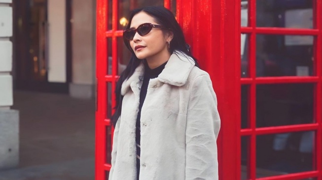 Potret Cantik Prilly Latuconsina di London. (Instagram/prillylatuconsina96)