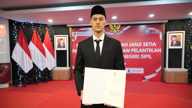 Pemain keturunan asal Belanda, Jay Idzes resmi menjadi warga negara Indonesia (WNI) usai diambil sumpahnya di kanwil Kemenkumham Jakarta, Kamis (28/12/2023). [Dok. PSSI]