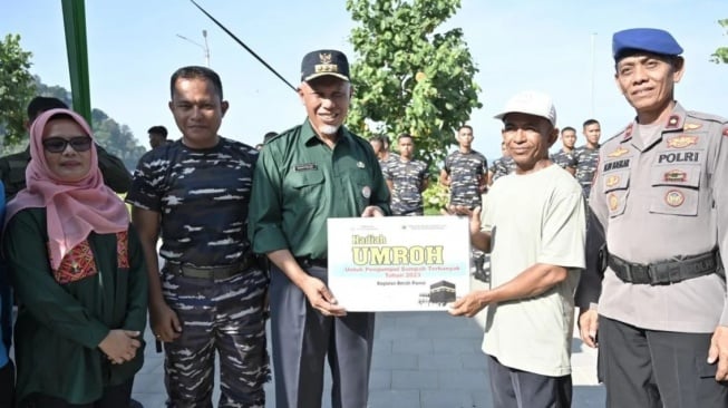 Nelayan Peduli Sampah Pantai Padang Dapat Hadiah Umrah dari Gubernur Sumbar