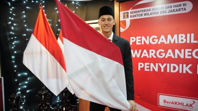 Pemain keturunan asal Belanda, Jay Idzes resmi menjadi warga negara Indonesia (WNI) usai diambil sumpahnya di kanwil Kemenkumham Jakarta, Kamis (28/12/2023). [Dok. PSSI]