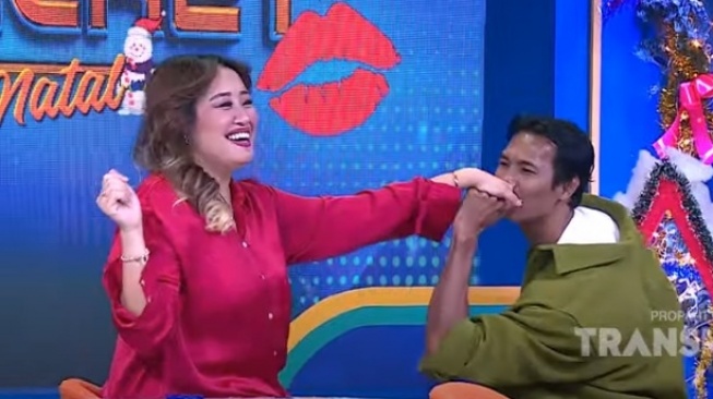 Pinkan Mambo dan Arya Khan [Youtube/Trans TV Official]