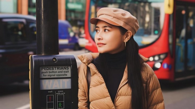 Potret Cantik Prilly Latuconsina di London. (Instagram/prillylatuconsina96)