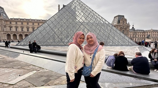 Ikut ke Paris Bareng Sultan Andara, Begini Potret Mbak Lala dan Sus Rini Liburan di Luar Negeri: Pakai Outfit Kembaran