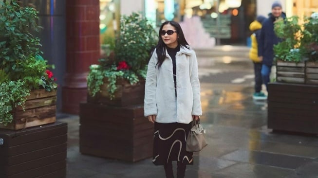 Potret Cantik Prilly Latuconsina di London. (Instagram/prillylatuconsina96)