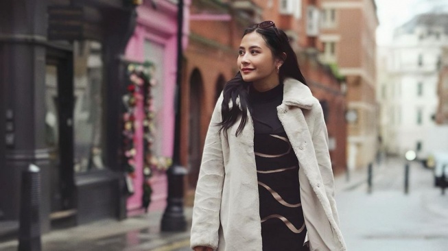 Potret Cantik Prilly Latuconsina di London. (Instagram/prillylatuconsina96)