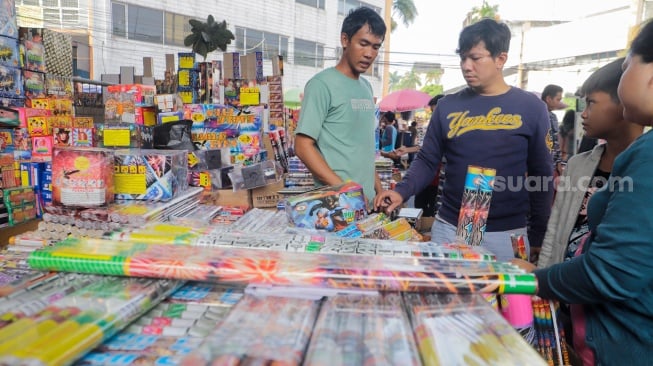 Warga membeli kembang api di Pasar Asemka, Jakarta, Jumat (29/12/2023). [Suara.com/Alfian Winanto]