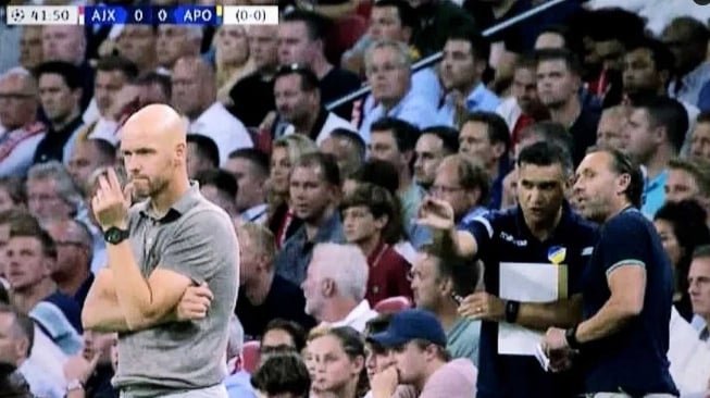 Tangkapan layar laga Ajax Amsterdam vs APOEL dalam kualifikasi Liga Champions 2019-2020. Pelatih Ajax Erik ten Hag dan juru taktik APOEL Thomas Doll terlihat beradu taktik di pinggir lapangan. [Dok. Twitter/@@JakzRedss]