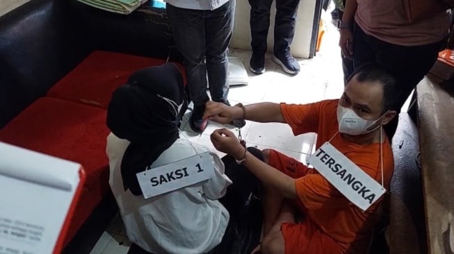 Panca Darmansyah tersangka kasus pembunuhan empat anaknya melakukan rekonstruksi adegan di rumah kontrakan, Jalan Kebagusan Raya, Jagakarsa, Jaksel, Jumat (29/12/2023). [Suara.com/Faqih]