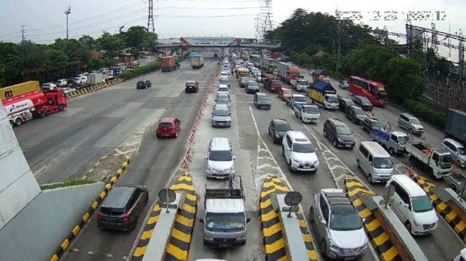 Arus Tol Dalam Kota Semanggi Arah Cawang Terpantau Lancar di Sore Jelang Libur Tahun Baru