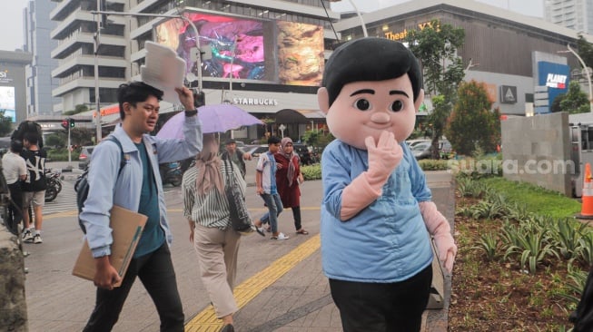 Boneka Gemoy Prabowo Subianto beraksi di Perempatan Lampu Merah Sarinah, Jakarta, Jumat (29/12/2023). [Suara.com/Alfian Winanto]