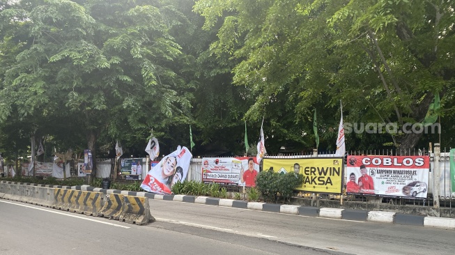 Penampakan spanduk para caleg di kawasan Jalan Panjang, Jakarta Barat, Jumat (29/12/2023). (Suara.com/Faqih)