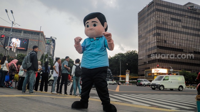 Boneka Gemoy Prabowo Subianto beraksi di Perempatan Lampu Merah Sarinah, Jakarta, Jumat (29/12/2023). [Suara.com/Alfian Winanto]