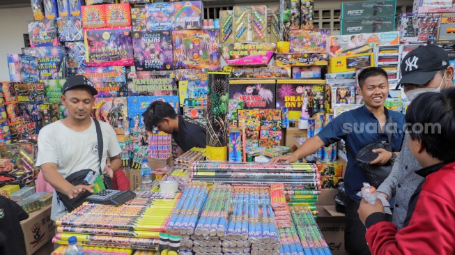 Warga membeli kembang api di Pasar Asemka, Jakarta, Jumat (29/12/2023). [Suara.com/Alfian Winanto]