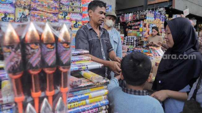 Warga membeli kembang api di Pasar Asemka, Jakarta, Jumat (29/12/2023). [Suara.com/Alfian Winanto]