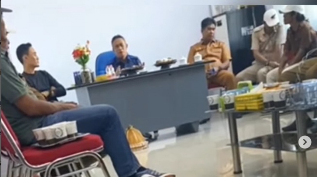 Viral Video Pj Bupati Bone Kumpulkan Kepala Desa untuk Bantu Menangkan Anaknya di Pileg 2024