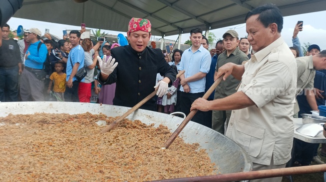 Calon presiden nomor urut 2 Prabowo Subianto didampingi Youtuber chef Bobon Santoso memasak saat acara Masak Besar di Cilincing, Jakarta, Sabtu, (30/12/2023). [Suara.com/Alfian Winanto]