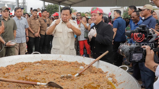 Calon presiden nomor urut 2 Prabowo Subianto didampingi Youtuber chef Bobon Santoso memasak saat acara Masak Besar di Cilincing, Jakarta, Sabtu, (30/12/2023). [Suara.com/Alfian Winanto]