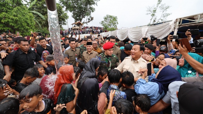 Prabowo Subianto meresmikan bantuan sumber daya air di Sukabumi.  (Foto: Timur)