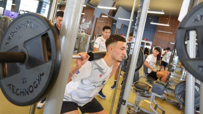 Penyerang Timnas Indonesia, Ivar Jenner menjalani sesi latihan gym bersama rekan-rekannya dalam pemusatan latihan atau training camp (TC) di Antalya, Turki jelang Piala Asia 2023. [PSSI]