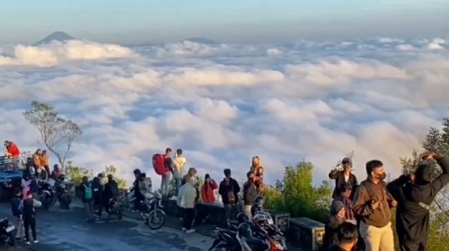 Gunung Telomoyo, Sajikan Pesona Sunrise dan Lautan Awan yang Memikat