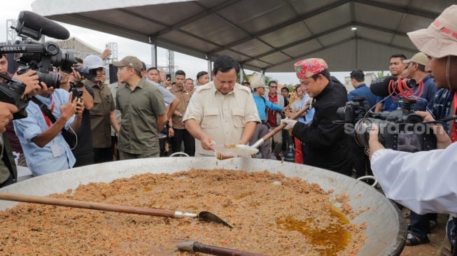 Calon presiden nomor urut 2 Prabowo Subianto didampingi Youtuber chef Bobon Santoso memasak saat acara Masak Besar di Cilincing, Jakarta, Sabtu, (30/12/2023). [Suara.com/Alfian Winanto]