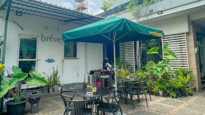 Bréve Caffee, cafe outdoor di Suarabaya. [Instagram @breve.id]