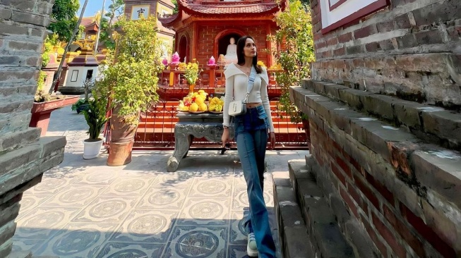 Potret Liburan Cinta Laura dan Arya Vasco di Vietnam. (Instagram/claurakiehl)