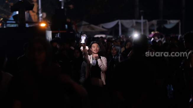 Warga memadati Car Free Night di kawasan Bundaran HI, Jakarta, Minggu (31/12/2023). [Suara.com/Alfian Winanto]