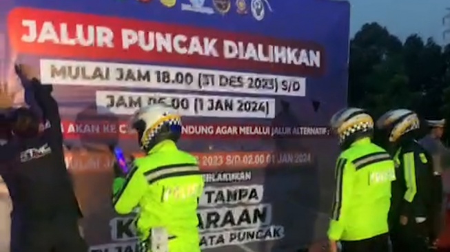 Jalan raya menuju Puncak Bogor ditutup, Hari Minggu (31/12/2023). [Bidik layar]