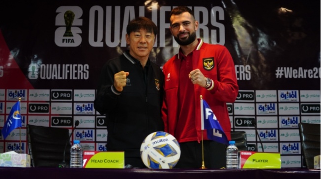 Coach Shin Tae Yong bersama Jordi Amat (pssi.org)