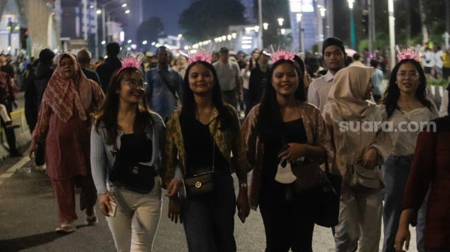 Warga memadati Car Free Night di kawasan Bundaran HI, Jakarta, Minggu (31/12/2023). [Suara.com/Alfian Winanto]