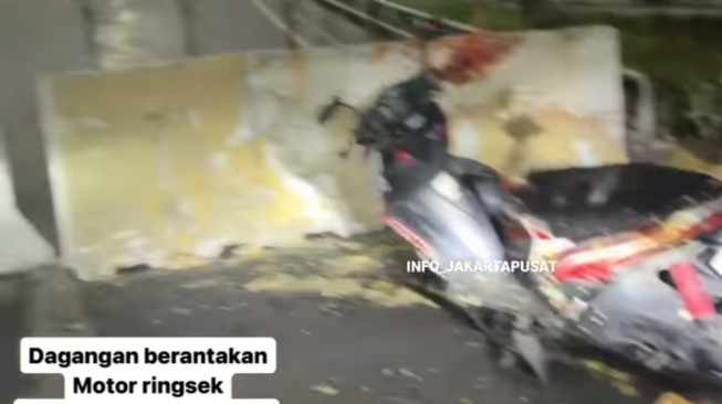 Polisi Tutup Flyover Kemayoran Pakai Beton, Sejumlah Pemotor Kecelakaan Gegara Tak Ada Rambu