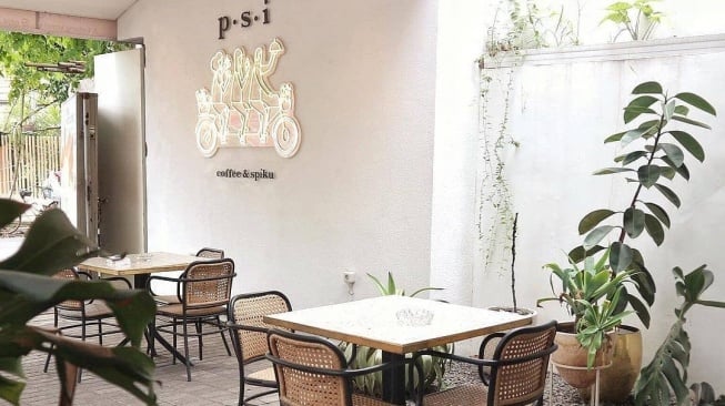 PSI Coffee & Spiku, Cafe outdoor di Suarabaya. [Instagram @psicoffeespiku]