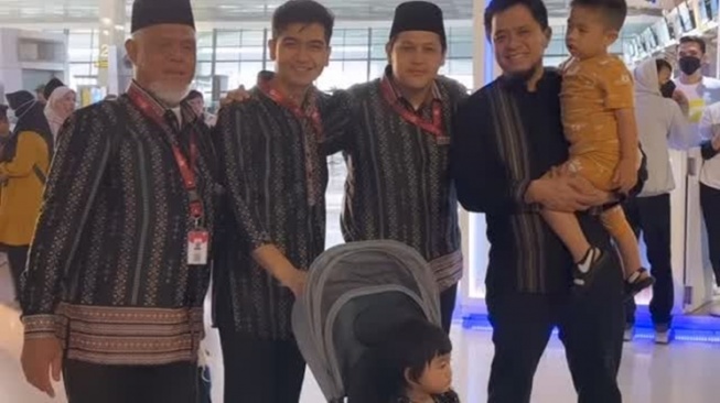 Potret Ria Ricis dan Teuku Ryan berangkat umrah (Instagram/teukuryantr)
