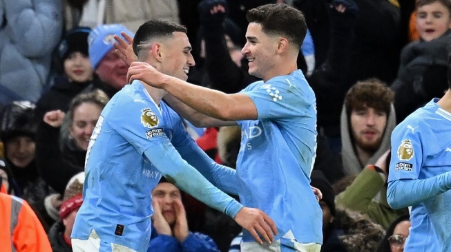 Penyerang Manchester City, Julian Alvarez (kanan) merayakan gol ke gawang Sheffield United pada laga Liga Inggris di Stadion Etihad, Manchester, Sabtu (30/12) malam WIB. [OLI SCARFF / AFP]