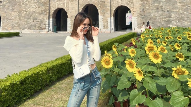 Potret Liburan Cinta Laura dan Arya Vasco di Vietnam. (Instagram/claurakiehl)