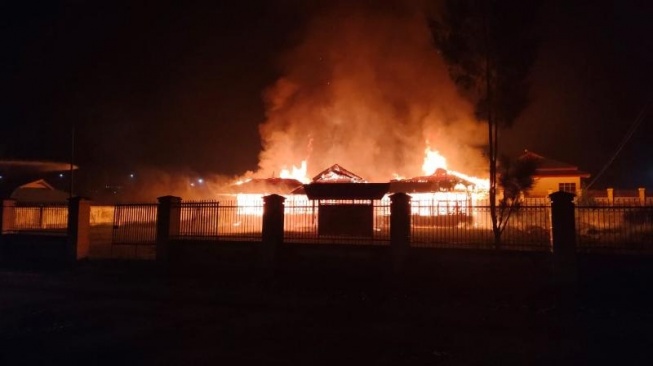 Kantor Badan Kepegawaian dan Pengembangan Sumber Daya Manusia (BKPSDM) yang terletak di Kompleks Perkantoran Kampung Madi, Paniai Timur, Kabupaten Paniai, Papua Tengah terbakar saat perayaan malam Tahun Baru, Minggu (1/1/2024). [IST]