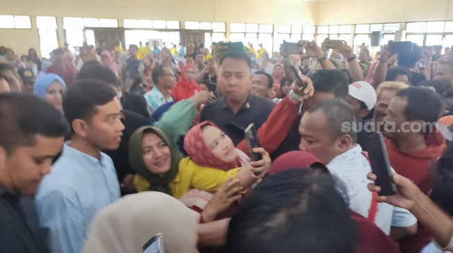 Awali Tahun Baru Blusukan ke Pelosok Sragen, Gibran Dapat Keluhan Ini dari Pelaku UMKM